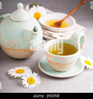 Kamille Tee in handgefertigten Keramik Tasse Stockfoto