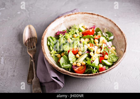 Salat mit frischem Gemüse und Kichererbsen Stockfoto