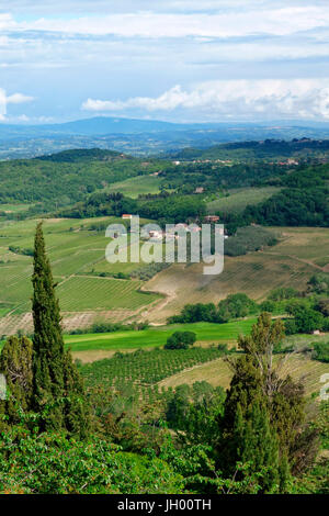 Ackerland Blick von Montepulciano, Toskana Stockfoto