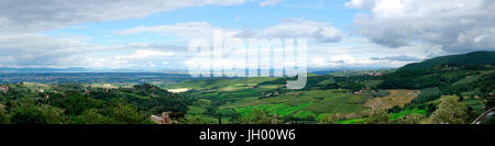 Ackerland Blick von Montepulciano, Toskana Stockfoto