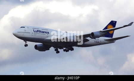 FRANKFURT, Deutschland - 28. Februar 2015: Die Lufthansa Boeing 747 - MSN 26427 - D-ABVN, Dortmund, die Landung am Frankfurt International Airport FRA benannt. Das berühmte und mächtige Flugzeug den Spitznamen wie Jumbo Erstflug im Jahr 1969 hat. Die größte Typoperatoren sind British Airways, Lufthansa, Korean Air und China Airlines Stockfoto