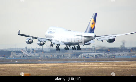 FRANKFURT, Deutschland - 28. Februar 2015: Die Lufthansa Boeing 747 - MSN 26427 - D-ABVN, Dortmund, die Landung am Frankfurt International Airport FRA benannt. Das berühmte und mächtige Flugzeug den Spitznamen wie Jumbo Erstflug im Jahr 1969 hat. Die größte Typoperatoren sind British Airways, Lufthansa, Korean Air und China Airlines Stockfoto