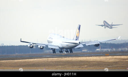 FRANKFURT, Deutschland - 28. Februar 2015: Die Lufthansa Boeing 747 - MSN 26427 - D-ABVN, Dortmund, die Landung am Frankfurt International Airport FRA benannt. Das berühmte und mächtige Flugzeug den Spitznamen wie Jumbo Erstflug im Jahr 1969 hat. Die größte Typoperatoren sind British Airways, Lufthansa, Korean Air und China Airlines Stockfoto