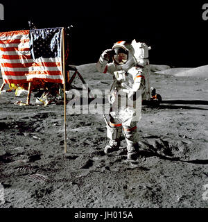 Cernan Sprung salutiert Flagge. Eugene A. Cernan, Commander, Apollo 17 grüßt die Flagge auf der Mondoberfläche während Extravehicular Activity (EVA) auf die Mission der NASA letzten Mondlandung. Die Mondlandefähre "Challenger" ist links im Hintergrund hinter der Fahne und der Lunar Roving Vehicle (LRV) auch im Hintergrund hinter ihm. Während Astronauten Cernan und Schmitt in der Herausforderer zur Erkundung der Taurus-Littrow-Region des Mondes, Ronald E. Evans, Befehl Modul-Pilot, Astronaut herab mit Command/Service Module (CSM) "America" im lunar Orbit blieb. Fotograf: NASA Harrison Schmitt Stockfoto