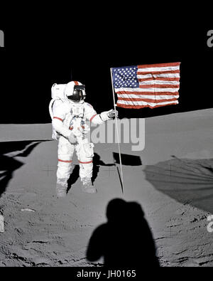 Astronaut Alan B. Shepard Jr., Kommandant der Apollo 14, steht in den frühen Momenten der ersten Extravehicular Activity (EVA-1) der Mission durch die US-Flagge auf der lunar Fra Mauro-Hochland. Schatten der Mondlandefähre "Antares", Astronaut, umgeben von Edgar D. Mitchell, Pilot der Mondlandefähre und aufrichtbar S-Band Antenne die Szene der dritten amerikanischen Flagge Pflanzung auf der Mondoberfläche durchgeführt werden. Stockfoto