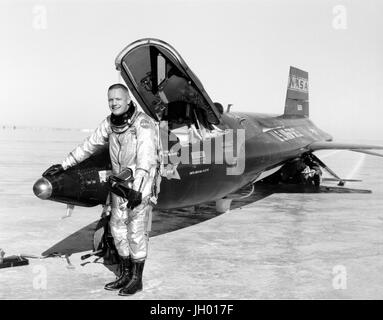 Dryden, die pilot Neil Armstrong ist hier neben der x-15 Schiff #1 (56-6670) nach einem Flug von Forschung. Die x-15 war ein raketengetriebenes Flugzeug 50 Fuß lange mit einer Flügelspannweite von 22 Fuß. Es war ein Raketen-förmigen Fahrzeug mit einer ungewöhnlichen keilförmigen Seitenleitwerk, dünne stubby Flügeln und einzigartige Seite Verkleidungen, die entlang der Seite des Rumpfes erweitert. Die x-15 wurde über einen Zeitraum von fast 10 Jahren, von Juni 1959 bis Oktober 1968 geflogen. Es stellte die inoffizielle Geschwindigkeit und Höhe Weltrekorde auf. Erkenntnissen aus der erfolgreichen x-15 Programm trugen zur Entwicklung des Quecksilbers, Gemi Stockfoto