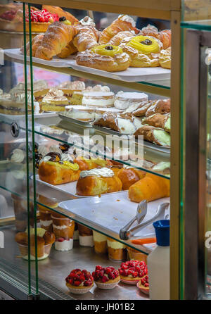 Konditorei in Napoli, mit verschiedenen köstlichen traditionellen neapolitanischen desserts Stockfoto