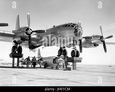 Die dritte x-1 (46-064), bekannt als "Queenie," ist die EB-50A (46-006) in Edwards AFB, California gedeckt. Im Anschluss an eine Gefangenschaft Flug am 9. November 1951 wurden beide Flugzeuge während de-Betankung durch Feuer zerstört. NASA-Foto Stockfoto