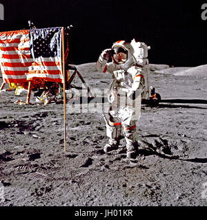 Eugene A. Cernan, Commander, Apollo 17 grüßt die Flagge auf der Mondoberfläche während Extravehicular Activity (EVA) auf die Mission der NASA letzten Mondlandung. Die Mondlandefähre "Challenger" ist links im Hintergrund hinter der Fahne und der Lunar Roving Vehicle (LRV) auch im Hintergrund hinter ihm. Während Astronauten Cernan und Schmitt in der Herausforderer zur Erkundung der Taurus-Littrow-Region des Mondes, Ronald E. Evans, Befehl Modul-Pilot, Astronaut herab mit Command/Service Module (CSM) "America" im lunar Orbit blieb. Fotograf: NASA / Harrison Schmitt Stockfoto