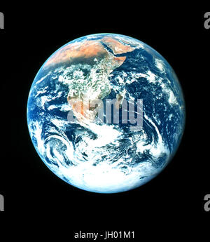 Dieses klassische Bild der Erde wurde am 7. Dezember 1972 aufgenommen. Die ursprüngliche Beschriftung ist nachstehend abgedruckt:... Ansicht der Erde, gesehen von der Apollo 17-Mannschaft zum Mond reisen. Dieses Foto translunar Küste erstreckt sich aus dem Mittelmeer-Raum auf der Antarktis südlich polare Eiskappe. Dies ist das erste Mal die Apollo-Flugbahn der Süden polare Eiskappe fotografieren ermöglicht. Beachten Sie die schweren Wolkendecke in der südlichen Hemisphäre. Fast die gesamte Küste von Afrika ist deutlich sichtbar. Der arabischen Halbinsel am nordöstlichen Rand von Afrika zu sehen. Stockfoto