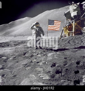 Scott gibt Salute. Astronaut David, Kommandant, gibt einen militärischen Gruß im stehen neben der bereitgestellten US Flagge während der Apollo 15 lunar Oberfläche Extravehicular Activity (EVA) am Landeplatz Hadley-Apenninen. Die Flagge wurde gegen Ende des EVA-2 eingesetzt. Die Mondlandefähre "Falcon" ist teilweise sichtbar auf der rechten Seite. Hadley Delta im Hintergrund erhebt sich etwa 4.000 Metern (etwa 13.124 Fuß) über der Ebene. Die Basis des Berges ist ungefähr 5 Kilometer (ca. 3 Landmeilen) entfernt. Dieses Foto wurde von Astronaut James B. Irwin, Pilot der Mondlandefähre aufgenommen. Pho Stockfoto