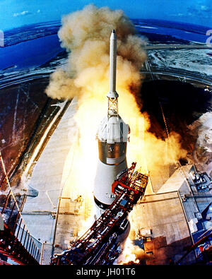 Um 9:32 Uhr EDT die Schwenkarmen wegziehen und eine Wolke von Flamme signalisiert dem Abheben von der Apollo 11 Saturn V Raumfahrzeug und Astronauten Neil A. Armstrong, Michael Collins und Edwin E. Aldrin, Jr. vom Kennedy Space Center Launch Complex 39A. NASA-Foto Stockfoto
