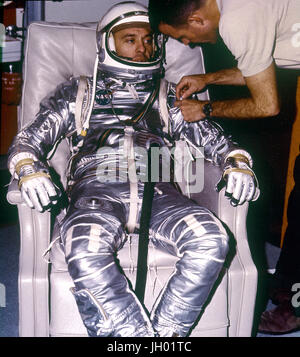 Astronaut Alan B. Shepard, Jr. während passend für ersten bemannten Suborbitalflug auf MR-3 (Mercury-Redstone). Freiheit 7, 5. Mai 1961. Stockfoto