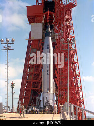 Techniker, die Durchführung von Pre-launch Tests der Mercury-Atlas 9 (MA9) auf Startplatz 14 in Cape Canaveral am 14. Mai 1963. Einen Tag später 15 Mai pilotiert Gordon Cooper erfolgreich dies sein Raumschiff "Faith 7" für mehr als 34 Stunden und 22 Bahnen. Coopers Flug erstreckte sich die Fähigkeiten der Mercury-Kapsel an die Grenzen. Seine 34 Stunden Flug dauerte mehr als drei Mal die längste US bemannte Raumfahrt bis zu diesem Zeitpunkt und der ersten Design-Fähigkeit der Kapsel bei weitem übertroffen. Bild-Gutschrift: NASA Stockfoto