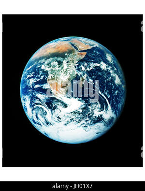 Dieses klassische Bild der Erde wurde am 7. Dezember 1972 aufgenommen. Die ursprüngliche Beschriftung ist nachstehend abgedruckt:... Ansicht der Erde, gesehen von der Apollo 17-Mannschaft zum Mond reisen. Dieses Foto translunar Küste erstreckt sich aus dem Mittelmeer-Raum auf der Antarktis südlich polare Eiskappe. Dies ist das erste Mal die Apollo-Flugbahn der Süden polare Eiskappe fotografieren ermöglicht. Beachten Sie die schweren Wolkendecke in der südlichen Hemisphäre. Fast die gesamte Küste von Afrika ist deutlich sichtbar. Der arabischen Halbinsel am nordöstlichen Rand von Afrika zu sehen. Die große Insel von Stockfoto