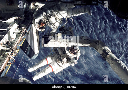 Astronauten-Linda M. Godwin (rote Streifen) und Daniel M. Tani, beide Spezialisten STS-108-Mission sind nahe dem Ende des Space Shuttle Endeavour remote Manipulator System (RMS) Roboterarms während der vier Stunden, 12 Minuten Sitzung Extravehicular Activity (EVA) abgebildet. NASA-Foto Stockfoto