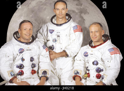 Porträt der erstklassige Besatzung der Apollo 11 Mondlandung Mission. Sie sind von links nach rechts: Commander, Neil A. Armstrong, Befehl Modul-Pilot, Michael Collins und Pilot der Mondlandefähre, Edwin E. Aldrin Jr. Am 20. Juli 1969 um 16:18 genannt EDT die Mondfähre "Eagle" in einer Region des Mondes landete Mare Tranquillitatis, auch bekannt als das Meer der Ruhe. Nach der Sicherung sein Raumschiff, Armstrong zurück zur Erde gefunkt: "Houston, Tranquility Base hier, der Adler ist gelandet". Stockfoto