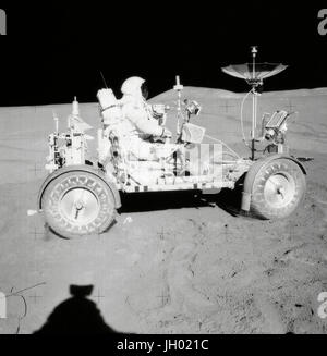 Scott auf dem Rover. David, Kommandant der Apollo 15, sitzt in den Rover, Lunar Roving Vehicle (LRV) während der ersten lunar Surface Extravehicular Tätigkeit (EVA-1) am Landeplatz Hadley-Apenninen. Fotograf: NASA James B. Irwin Stockfoto