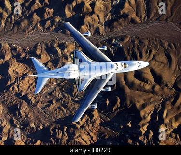 STS-126 Spaceshuttle Endeavour, montiert auf seiner modifizierten Boeing 747 Trägerflugzeug flog über der kalifornischen Mojave-Wüste auf dem Weg zurück zum Kennedy Space Center in Florida am 10. Dezember 2008. Image Credit: NASA/Carla Thomas Stockfoto