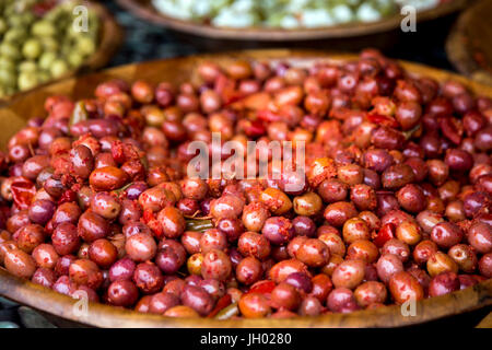 Rote Oliven auf eine große Holzplatte an Marché de Wazemmes (Wazemmes Markt), Lille, Frankreich Stockfoto