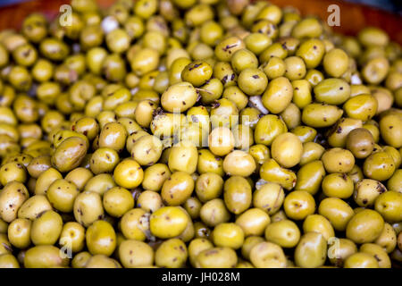 Gewürzte grüne Oliven im Marché de Wazemmes, Lille, Frankreich Stockfoto