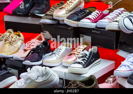 Stall mit Trainer / Schuhe auf einem Markt (Marché de Wazemmes), Lille, Frankreich Stockfoto