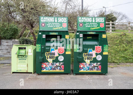 Liebe Kleidung und Schuhe Sammelbehälter in einem Rat Carpark in Wales, Vereinigtes Königreich Stockfoto