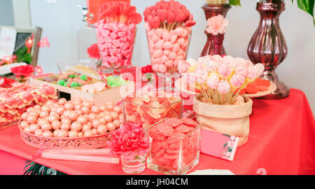 Gruppe von verschiedenen rosa Bonbons Stockfoto
