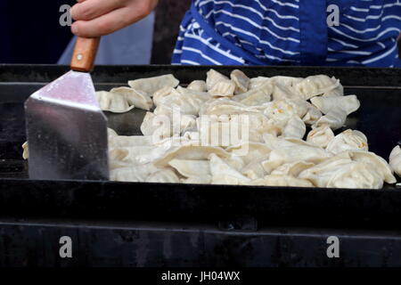 Asiatische Knödel, auf einer heissen Platte zubereitet Stockfoto