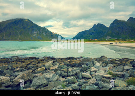 Felsige Küste mit einem schönen bewölkten Himmel. Wildnis. Schöne Natur Norwegens. Lofoten-Inseln. Ramberg Stockfoto