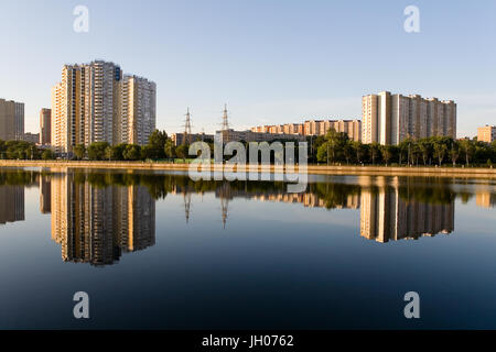 Die Wohnanlage spiegelt sich in der Moskwa in der Morgendämmerung. Russland. Stockfoto