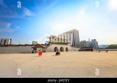 Touristen in Gyeongbokgung Palace am 19. Juni 2017 in Seoul City, Südkorea Stockfoto