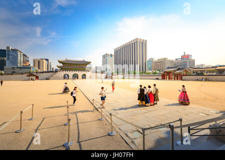 Touristen in Gyeongbokgung Palace am 19. Juni 2017 in Seoul City, Südkorea Stockfoto