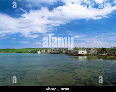 St Margarets Hope, Ronaldsvoe, South Ronaldsay, Orkney Inseln, Schottland, UK, Gesamtansicht der Stadt und den Hafen Pier Road. 3. größte Stadt in O Stockfoto