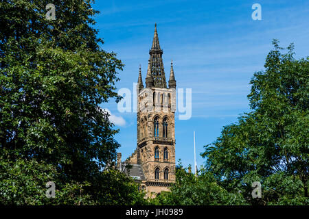 Glasgow, Scotland, UK - 8. August 2012: Der gotische Turm der Universität Glasgow. Stockfoto