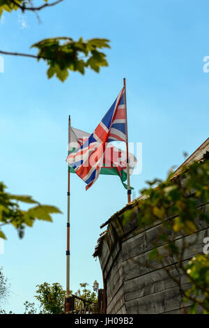 Flagge von Wales (Cymru Baner) und Nationalflagge des Vereinigten Königreichs, auch bekannt als die Anschluß-Markierungsfahne oder Union Jack. Kidwelly (Cydweli), Carmarthenshire. Wale Stockfoto