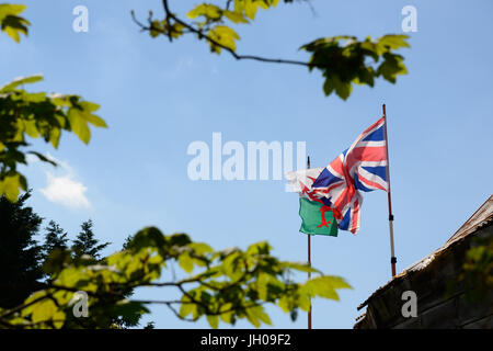 Flagge von Wales (Cymru Baner) und Nationalflagge des Vereinigten Königreichs, auch bekannt als die Anschluß-Markierungsfahne oder Union Jack. Kidwelly (Cydweli), Carmarthenshire. Wale Stockfoto