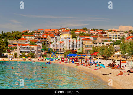 Der Strand von Primosten auf der Adria-Küste von Kroatien. Stockfoto