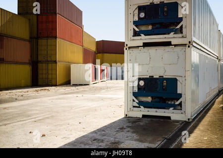 Klassische und gekühlten Container gestapelt im Frachthafen auf dem Fluss Marne zur Versorgung der Supermärkte in Paris. Stockfoto