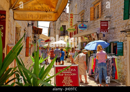 Shopper in den Gassen von Trogir, Kroatien. Stockfoto
