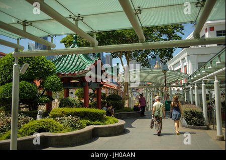 Fußgängerweg (Überführung) über besetzt neue Bridge Road, Chinatown, Singapur Stockfoto