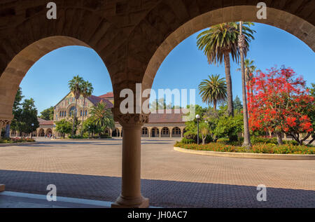 Die architektonischen Strukturen auf dem Campus der Stanford University in Palo Alto, Kalifornien, USA Stockfoto