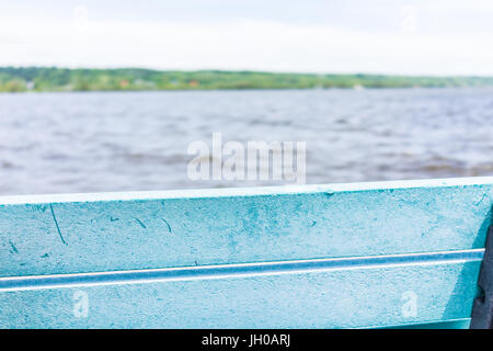Leere blaue Bank mit Blick auf St. Lawrence River in Quebec, Kanada im Sommer Stockfoto