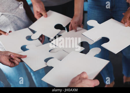 Team der Unternehmer gemeinsam für ein Ziel. Konzept der Einheit und der Partnerschaft Stockfoto