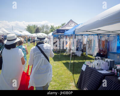 Zwei Damen in Weiß gekleidet mit weisse Hüte genießen Sommer Lavendel fest in der Niagara-on-the-Lake, Ontario, Kanada Region Stockfoto