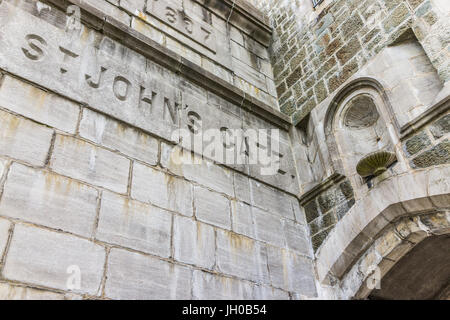 Quebec Stadt, Kanada - 29. Mai 2017: Saint John's Gate Festung Eingang zur alten Stadt Straßenschild closeup Stockfoto