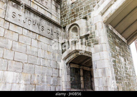 Quebec Stadt, Kanada - 29. Mai 2017: Saint John's Gate Festung Eingang zur alten Stadt Straßenschild closeup Stockfoto