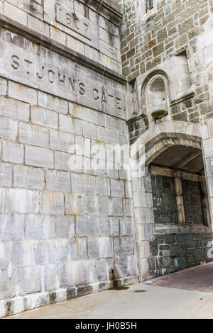 Quebec Stadt, Kanada - 29. Mai 2017: Saint John's Gate Festung Eingang zur alten Stadt Straßenschild closeup Stockfoto