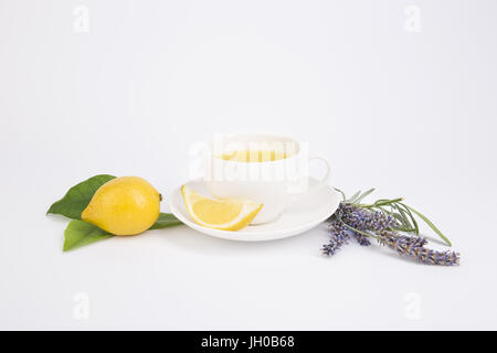 Frisch zubereitete Zitronentee mit aromatischen Lavendel in weißem Porzellan Teetasse. Stockfoto
