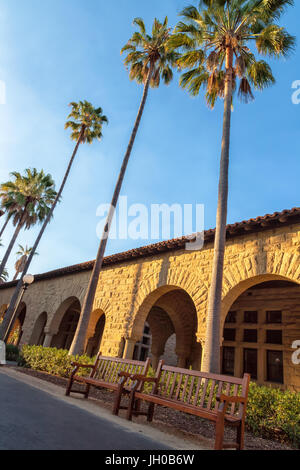 Die architektonischen Strukturen auf dem Campus der Stanford University in Palo Alto, Kalifornien, USA Stockfoto